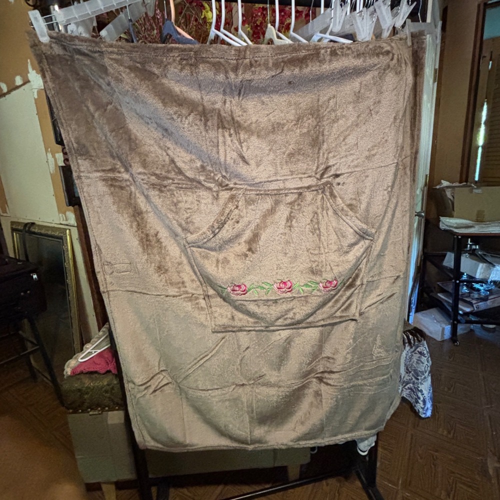 Blanket Brown Cozy Plush Embroidered Floral Pocket Throw